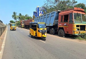  பழுதான வாகனங்கள் ஆக்கிரமிப்பு சாலையில் போக்குவரத்து நெரிசல்