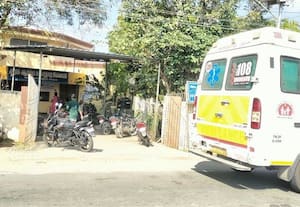  ஆரம்ப சுகாதார நிலைய நுழைவாயிலை ஆக்கிரமித்து டூ - வீலர்கள் நிறுத்தம் ஆம்புலன்ஸ் உள்ளே செல்ல முடியாத அவலம்