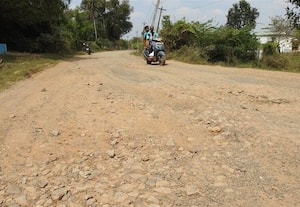  ஆமூர் சாலை சேதம்: வாகன ஓட்டிகள் தடுமாற்றம்