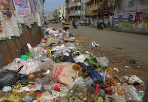 சாலையோரம் கொட்டப்படும்  குப்பையை அகற்ற வேண்டும்