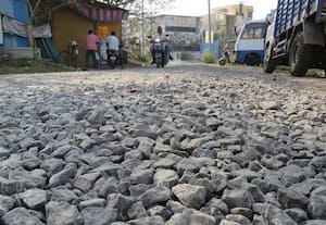  கிடப்பில் போடப்பட்ட சாலை பணி அடிக்கடி பஞ்சராகும் டூ - வீலர்கள்