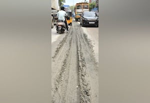  புதை குழியான சாலையால் வாகன ஓட்டிகள் தள்ளாட்டம்