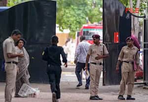 டில்லியில் ஒரே சமயத்தில் அடுத்தடுத்து பள்ளிகளுக்கு வெடிகுண்டு மிரட்டல்