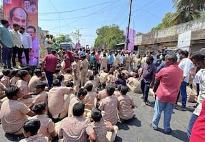  ஆசிரியர் கைதை கண்டித்து மாணவர்கள் மறியல் இ.சி.ஆரில் போக்குவரத்து பாதிப்பு: பயணிகள் அவதி