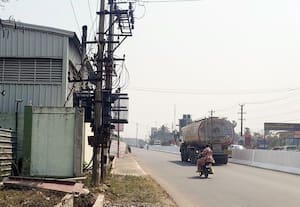  மின்மாற்றியை அகற்றாமல் மழைநீர் கால்வாய் அமைப்பு