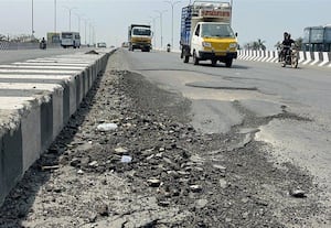  ஒரகடம் பாலத்தில் தார் பெயர்ந்து சாலை சேதம் சீரமைக்க வாகன ஓட்டிகள் வலியுறுத்தல்