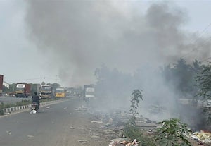  சாலையோரம் குப்பை கொட்டி எரிப்பு ஸ்ரீபெரும்புதுாரில் வாகன ஓட்டிகள் அவதி