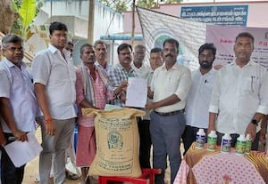  கூட்டுறவு சங்கத்தில் விவசாய இடுபொருட்கள் வழங்கும் விழா
