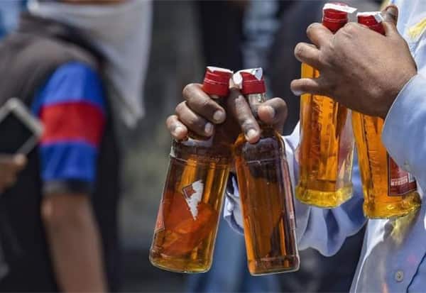  தேர்தலுக்காக டாஸ்மாக் கடைகளில் முன்கூட்டியே மதுபானங்கள் பதுக்கல்