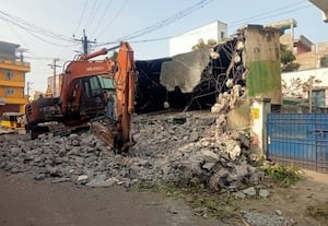  அங்கன்வாடி மையத்தின் அருகே ஆபத்தான குடிநீர் தொட்டி அகற்றம்