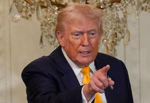 ஆயுதத்துடன் அதிபர் டிரம்ப் வீட்டுக்குள் நுழைய முயன்றவர் சுட்டுக்கொலை