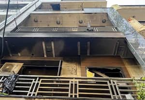  வீட்டில் பற்றிய தீயை அணைக்கும் போது காஸ் சிலிண்டர் வெடித்து 14 பேர் காயம்