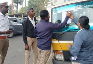 சாலைகளில் கேட்பாரற்ற பழைய வாகனங்களை அகற்ற ﻿ அதிரடி!: நோட்டீஸ் ஒட்டி போக்குவரத்து போலீசார் எச்சரிக்கை