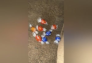  சாக்லேட் சாப்பிட்ட சிறுமி வாந்தி, வயிற்றுவலியால் 'அட்மிட்'