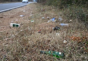  வனப்பகுதியில் பிளாஸ்டிக் குப்பை