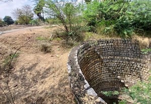  அச்சுறுத்தும் ரோட்டோர கிணறு