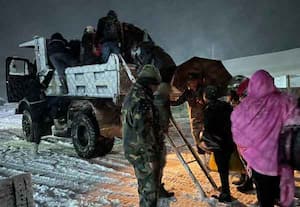  சிக்கிமில் பனிப்பொழிவில் சிக்கிய சுற்றுலாப்பயணிகள்; பத்திரமாக மீட்ட இந்திய ராணுவம்