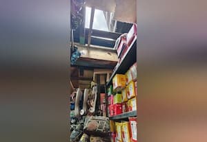  ஷூ கடை மேற்கூரையை பிரித்து செருப்பு, பெல்ட் திருடிய மர்ம நபர்கள் பெண்ணாடத்தில் துணிகரம் 