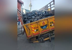  வடிகால்வாயில் சிக்கிய லாரி