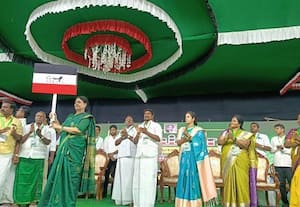  புதுக்கட்சி துவக்கி கொடியை அறிமுகப்படுத்தினார் சசிகலா