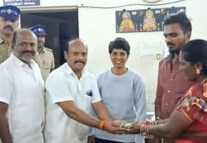  ரோட்டில் கிடந்த தாலிக்கொடி; போலீசில் ஒப்படைத்த பா.ஜ. நிர்வாகி