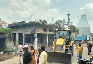  மதுராந்தகத்தில் போக்குவரத்துக்கு இடையூறான கட்டடம் அகற்றம்