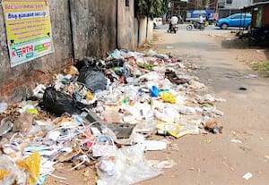  அரசு அலுவலகம் அருகே குப்பை குவியல்