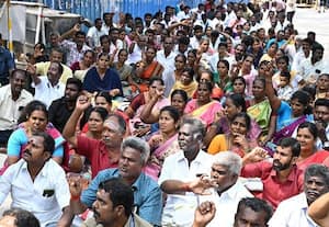  நேற்றைய போராட்டம்: கிராம உதவியாளர்கள் 'காத்திருப்பு': தொடர்கிறது கவுரவ விரிவுரையாளர்கள் பணி புறக்கணிப்பு