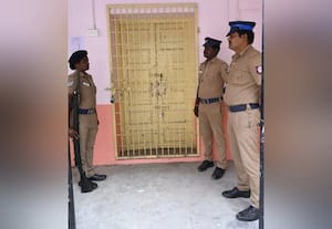  வினாத்தாள் பாதுகாப்பு மையங்களில் துப்பாக்கி ஏந்திய போலீஸ் பாதுகாப்பு