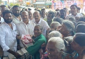  பொதுமக்களுக்கு அன்னதானம்