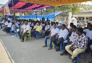  வருவாய்த்துறை சங்கத்தினர் போராட்டம்