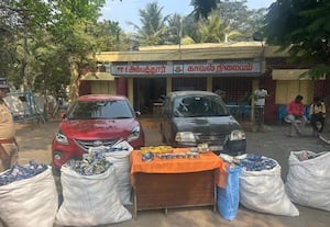  305 கிலோ குட்கா சிக்கியது 2 கார், ரூ.2 லட்சம் பறிமுதல்