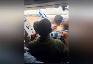  'இண்டிகோ' சிங்கப்பூர் விமானத்தில் திடீர் பழுது மூச்சுவிட முடியாமல் 4 மணி நேரம் திணறிய பயணியர் விமானியும் இறங்கி சென்றதால் பரபரப்பு