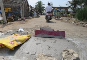  சிறுபாலத்தின் சேதமான கான்கிரீட் தளம் சீரமைப்பு