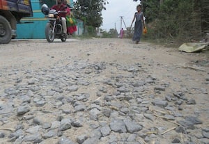  ஜல்லிக்கற்கள் பெயர்ந்த சாலை அடிக்கடி பஞ்சராகும் டூ - வீலர்கள்