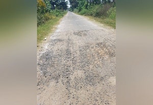  ரோடு குறுகியாச்சு ஜல்லி சிதறியாச்சு