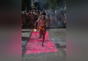  பெருமாள் சுவாமி கோவிலில் பக்தர்கள் பூ மிதித்து வழிபாடு