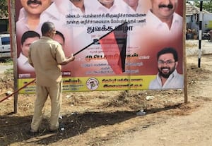  தி.மு.க. கொடி நடும் பணியில் ஊராட்சி துப்புரவு பணியாளர்?