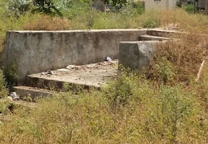  நீர்வரத்து ஓடை ஆக்கிரமிப்பால் மழை நீரை தேக்க முடியாத அவலம் மந்தைகுளம் கண்மாயை துார்வார விவசாயிகள்  எதிர்பார்ப்பு