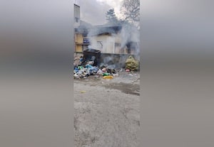  நுாலகம் அருகில் குப்பை எரிப்பு குடியிருப்பு மக்கள் அவதி