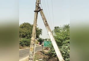  எலும்பு கூடாக மாறிய மின்கம்பத்தால் அச்சம்