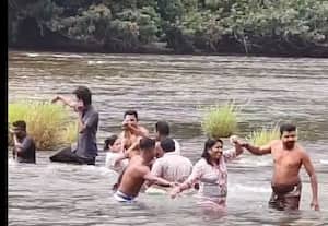  ஆற்று நீரில் ச ிக்கி தவித்த 15 பேர் பாதுகாப்பாக மீட்பு