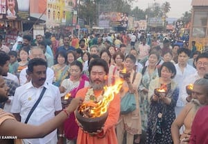  பழநியில் அக்னி சட்டி எடுத்து ஜப்பான் பக்தர்கள் வழிபாடு