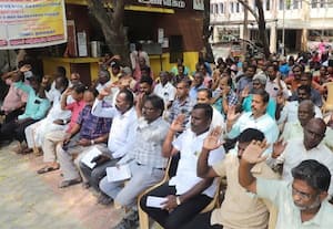  வருவாய்த்துறையினர்  காத்திருப்பு போராட்டம்