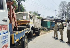 போக்குவரத்துக்கு இடையூறாக நிறுத்தப்பட்ட பழைய வாகனங்கள் அகற்றும் பணி 'தினமலர்' செய்தி எதிரொலி
