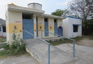  பயன்பாடின்றி பூட்டி கிடக்கும் பொது கழிப்பறை