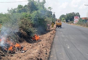  புகை மண்டலமான நெடுஞ்சாலை வாகன ஓட்டிகள் அவதி