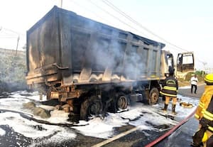  தீப்பிடித்து எரிந்த எம்-சாண்ட் லாரி