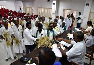 வறட்சி நிவாரணம் கேட்டு மாவட்ட வருவாய் அலுவலரை lவிவசாயிகள் முற்றுகை:நீர்நிலைகளை துார்வாரல என குறைதீர் கூட்டத்தில் குமுறல்