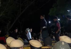 கம்யூ., ஆதரவு மாணவர்கள் போலீசாருடன் மோதல்; 51 பேர் கைது; ஜவஹர்லால் நேரு பல்கலையில் விடிய விடிய போராட்டம்